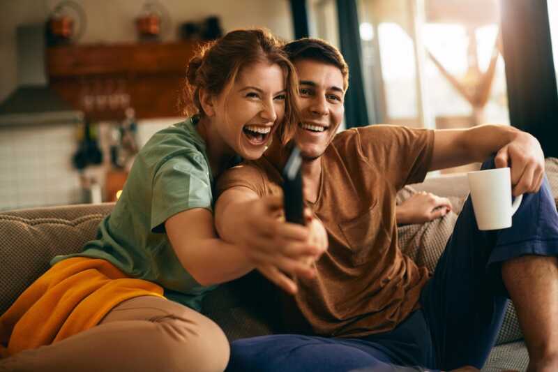 couple content devant la TV