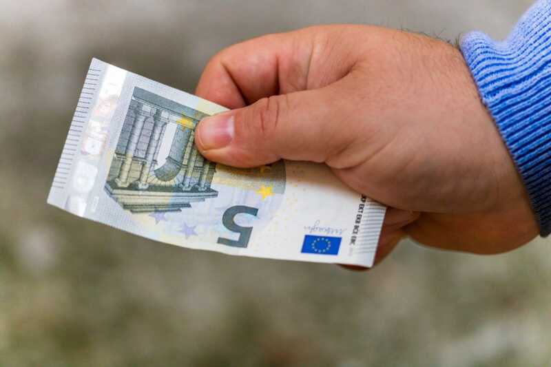 5 euros en main