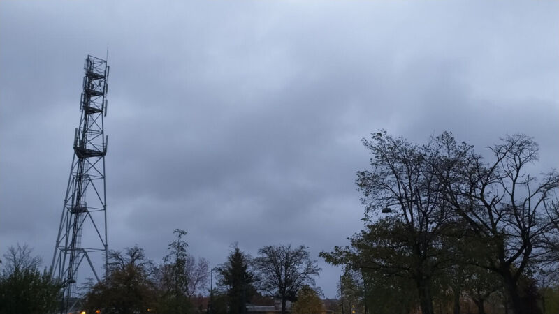 Une antenne de téléphonie mobile dans un ciel nuageux