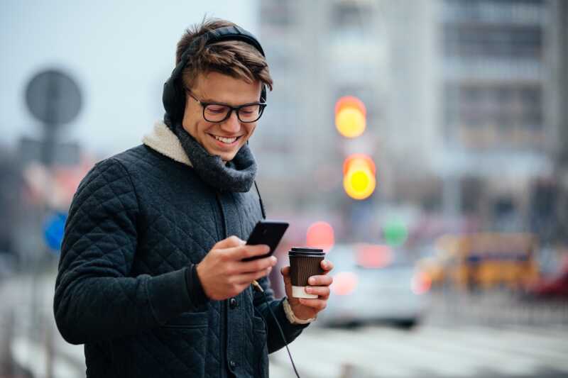 homme regarde son smartphone