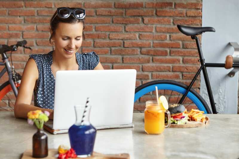 Femme utilise la boite sosh ce qui la rend contente