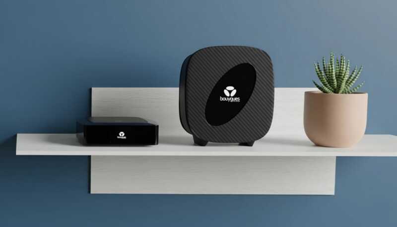 La Bbox Ultym et son décodeur posée sur une étagère
