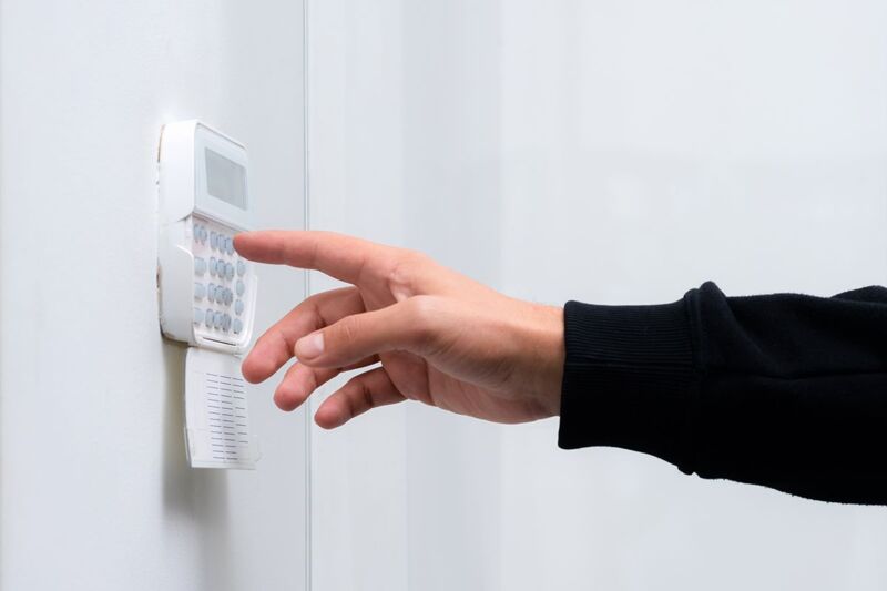 Personne qui désactive son alarme