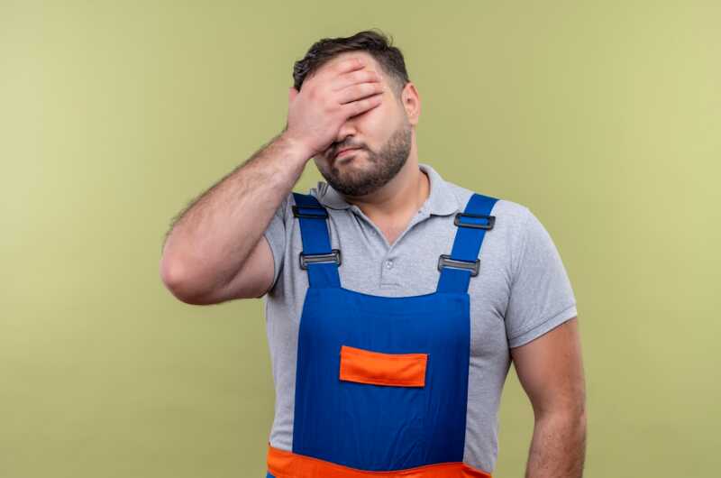 un bricoleur déçu d'avoir mal installé son alarme