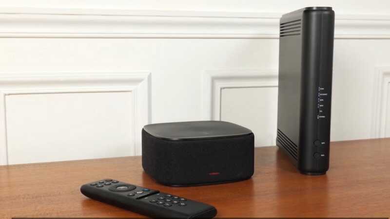 Une box SFR premium posée sur un meuble