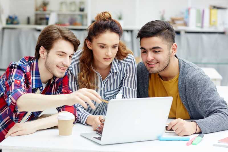 des étudiants préparent leur rentrée grâce à un VPN