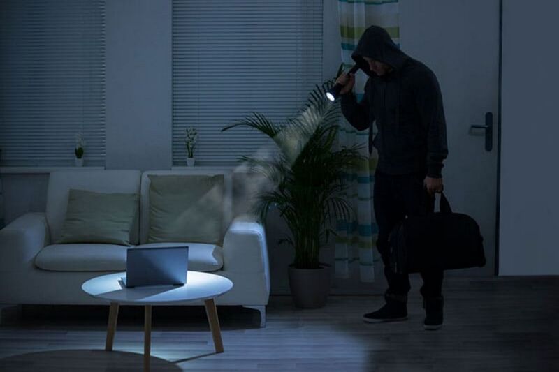 Cambrioleur dans un appartement la nuit