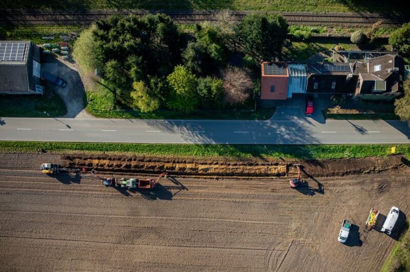 Il plante un poteau dans son champs et coupe la connexion internet de 5000 foyers