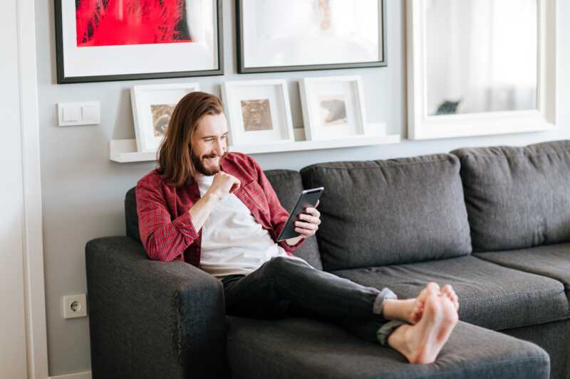 homme protège sa connexion avec surfshark et nordvpn