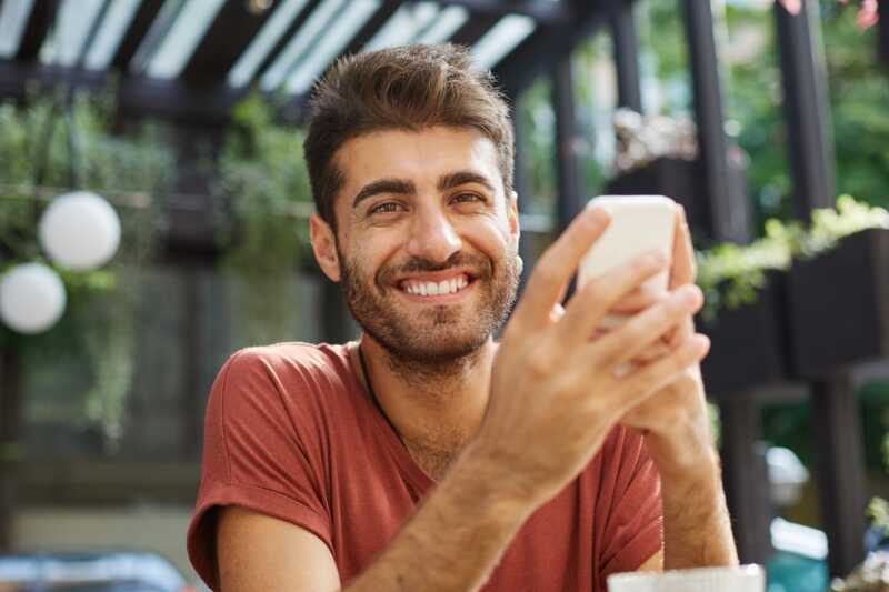 Homme content de son forfait mobile 5G Prixtel