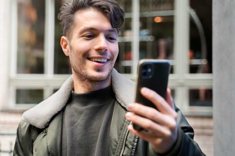 homme content d'utiliser un forfait cdiscount mobile