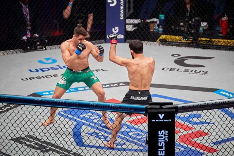 Combat de MMA depuis les tribunes