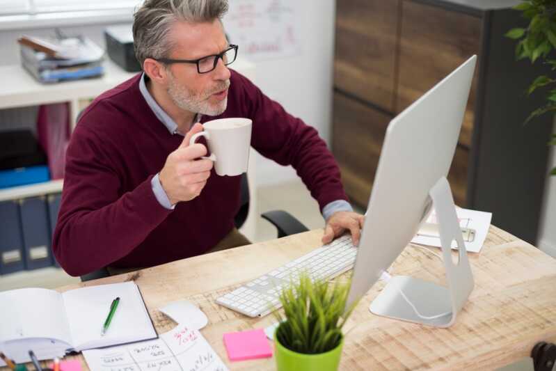 Homme utilise NordVPN pour le stockage chiffré en ligne