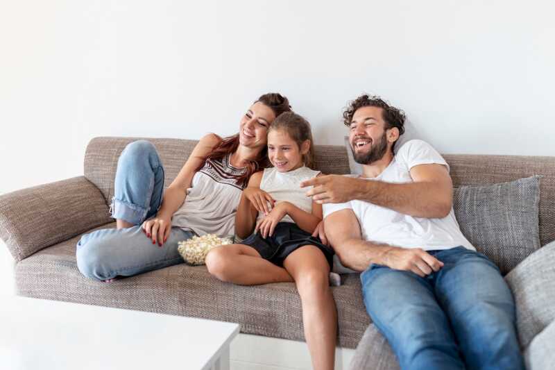 famille regarde la TV grâce à une Freebox