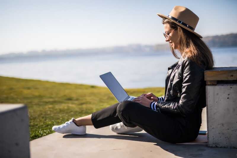 femme utilise ordinateur voyage