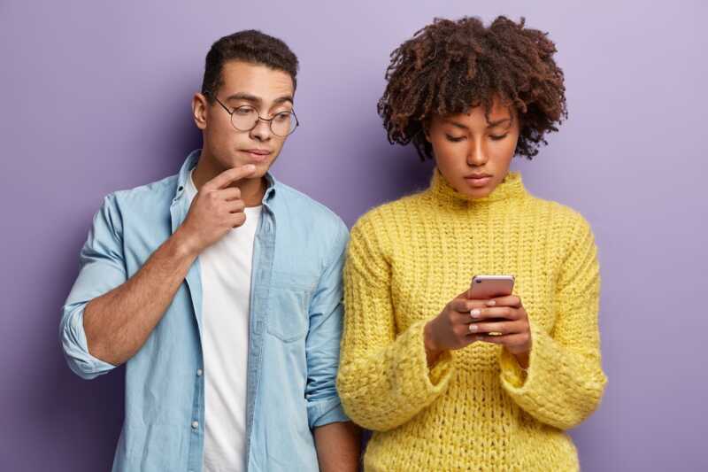 Deux personnes qui hésitent
