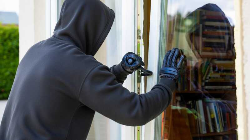 Voleur veut entrer dans maison