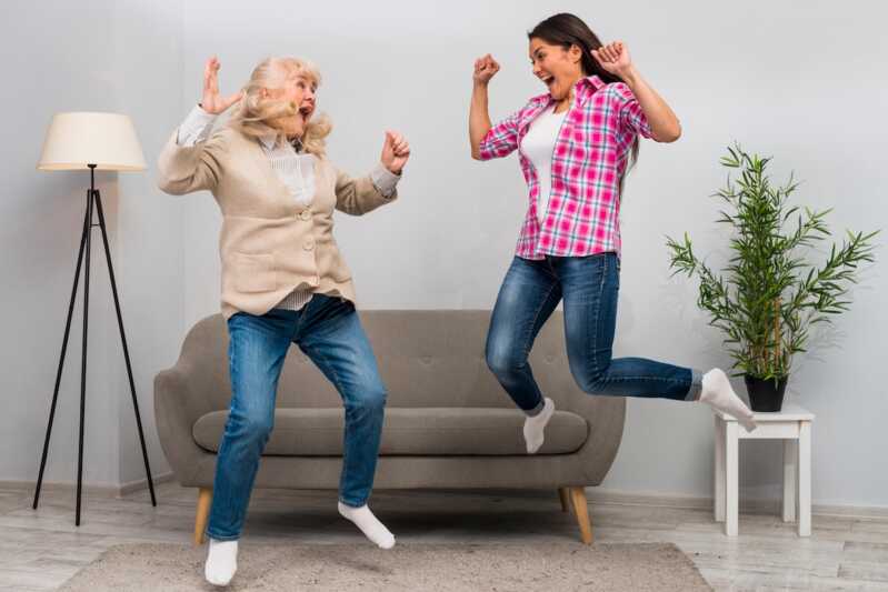 femmes sautent de joie grâce à la promo Orange