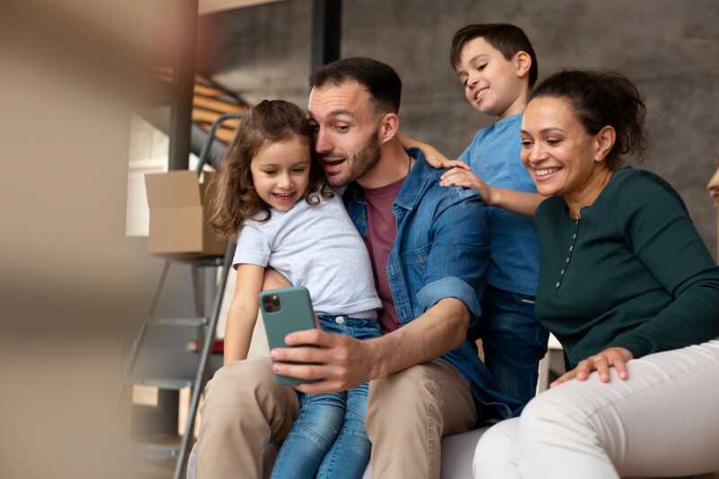 famille rassurée par l'alarme orange
