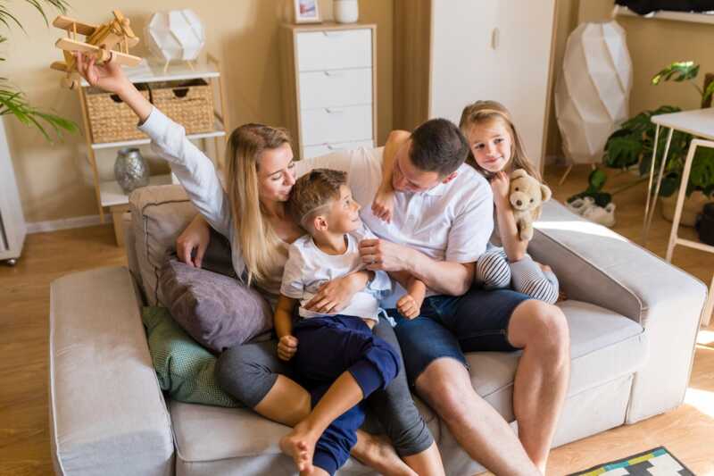 Famille se sent protégée par l'alarme Orange