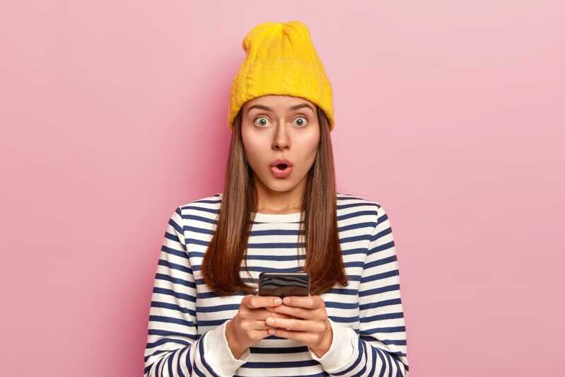 femme souscrit forfait 5G YouPrice