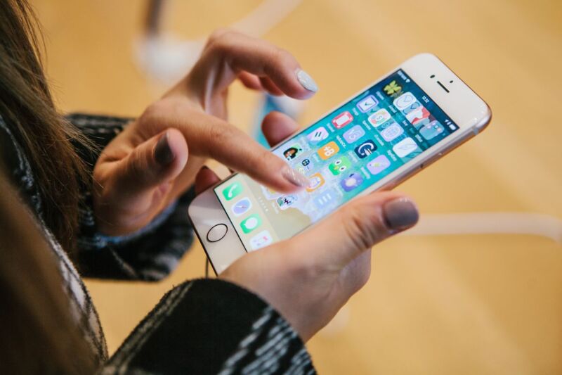 femme iPhone blanc