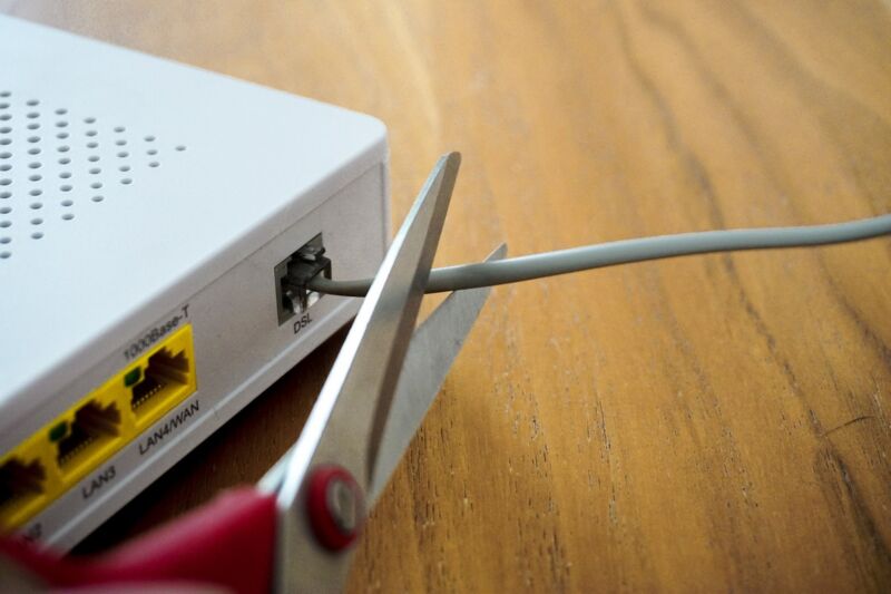 Le réseau cuivre sera progressivement coupé et les box ADSL ne marcheront plus dans les communes concernées.