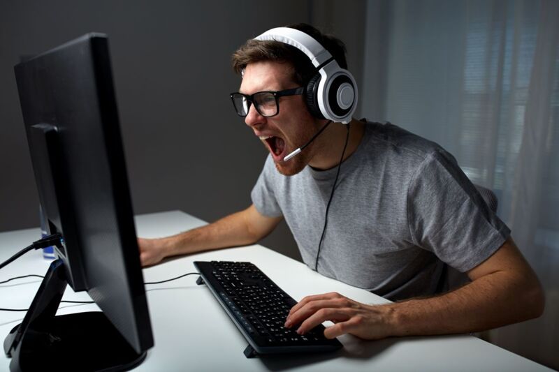 Un internaute télécharge son jeu vidéo en quelques minutes grâce à sa connexion internet ultra rapide.