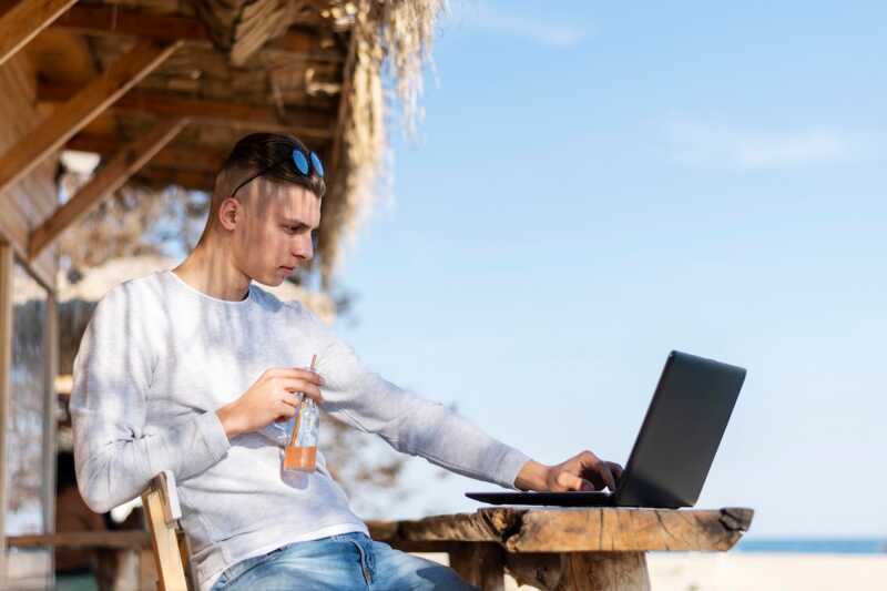 utilise son ordinateur en vacances grâce à un VPN