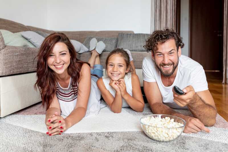 famille regarde TV