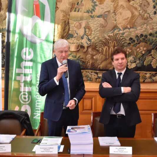 Signature de la DSP fibre entre Sarthe Numerique et Axione