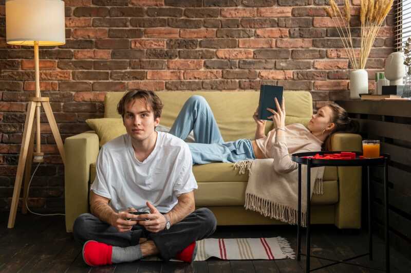 homme joue aux jeux video grâce box