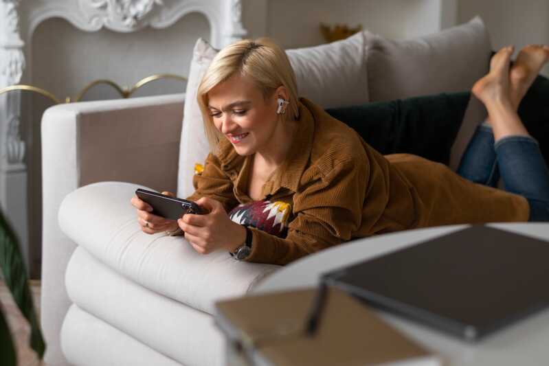 femme utilisation application orange maison protégée