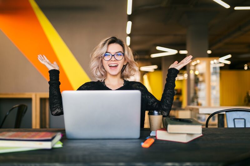 femme contente de protéger ses données avec un VPN
