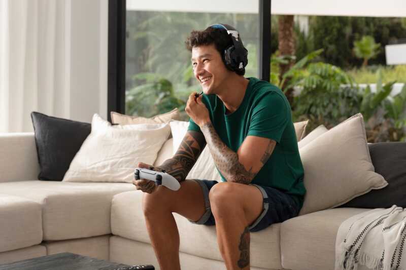 Gamer joue en ligne grâce à VPN