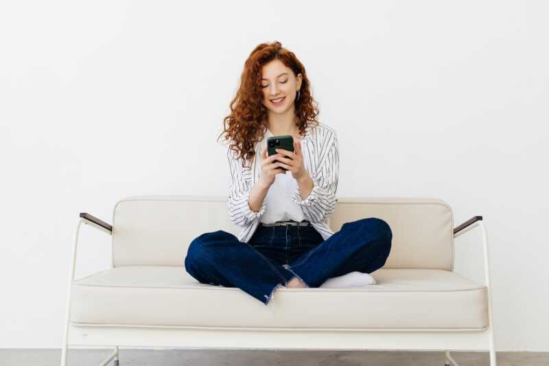 femme utilise services de surfshark et internxt