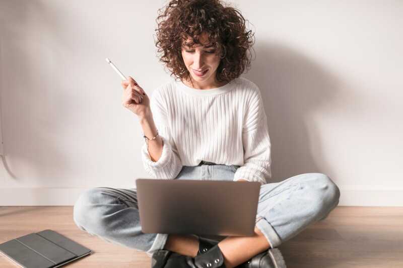 femme utilise NordVPN