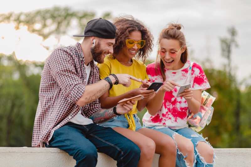 amis regardent leur smartphone protégés par un VPN
