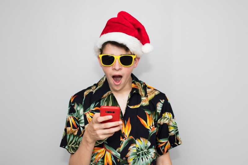 Homme content de son smartphone à Noel