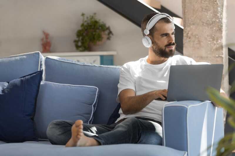 Un homme qui porte un casque
