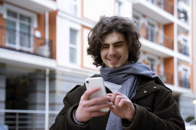 Homme qui regarde son téléphone