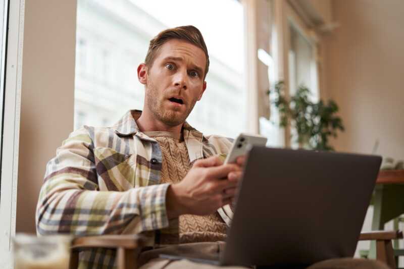 homme surpris devant son ordinateur