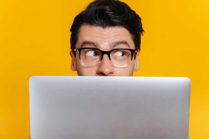 Un homme surveille son ordinateur pour profiter des promotions sur les box internet