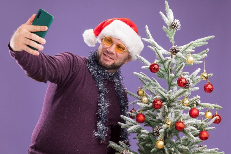Homme utilise smartphone 5G RED