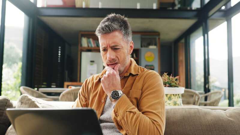 Homme vacances ordinateur