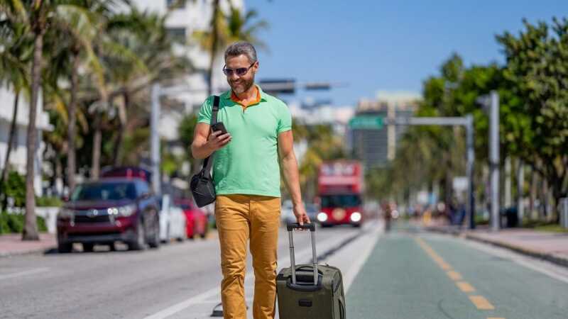 Un touriste profite de son smartphone sans limite et sans crainte de surfacturation sur sa facture mobile.