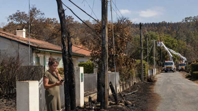 Une femme attend devant sa maison les techniciens qui réparent le réseau fibre de Saumos endommagé par les incendies de Gironde.