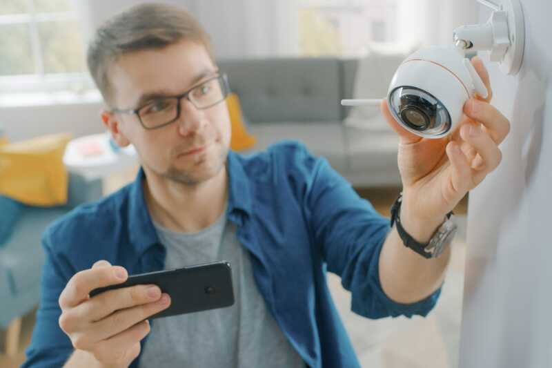 Auto installation d'une caméra de surveillance intérieure dans un salon