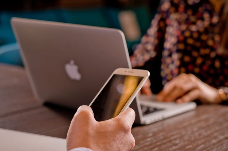 Un iPhone près d'un Macbook Apple