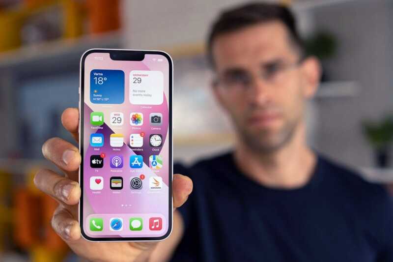 L'iPhone 13 dans les mains d'un homme